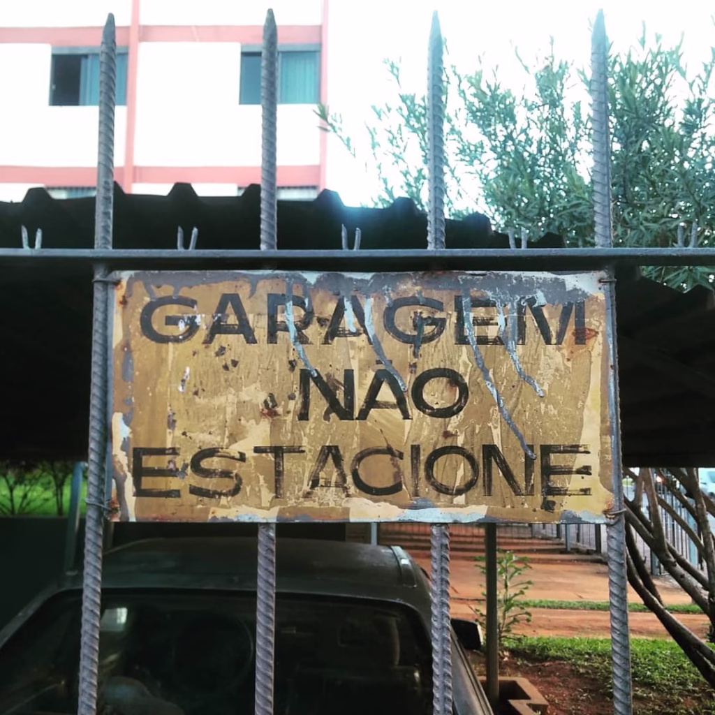 Placa escrito Garagem Não Estacione